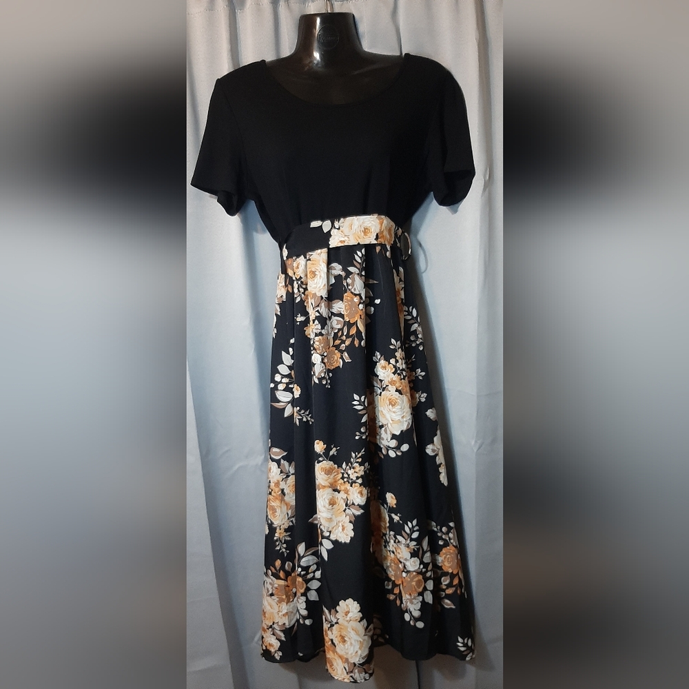 This Pull Over Floral Dress Is Both Elegant And Comfortable Size LARGE - Picture 1 of 5